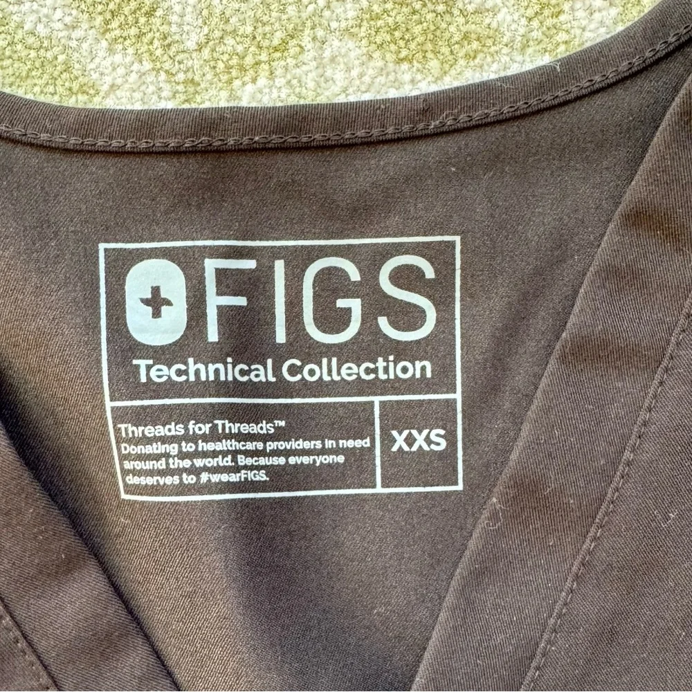 FIGS Women's Casma Three-Pocket Scrub Top Black Size XXS - Picture 3 of 5